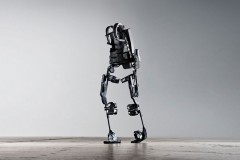 ekso-bionic-suit-wearable-robot-designboom01